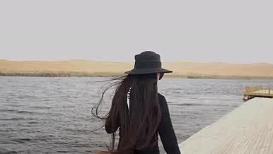 湖边散步的长发美女视频的预览图